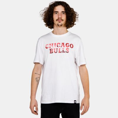 NEW ERA NBA Photographic Wordmark Tee Chicago Bulls White - Weiß - Kurzärmeliges T-shirt