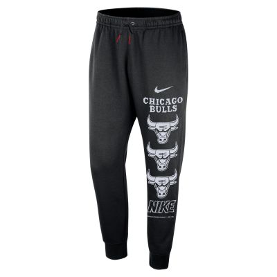 Nike NBA Chicago Bulls Courtside Club Fleece Joggers - Schwarz - Hose Nike NBA Chicago Bulls Courtside Club Fleece Joggers - Schwarz - Hose