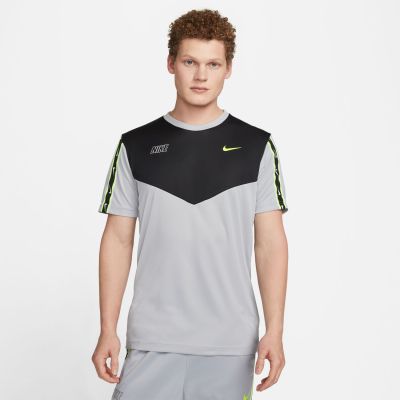 Nike Sportswear Repeat Tee Wolf Grey - Grau - Kurzärmeliges T-shirt